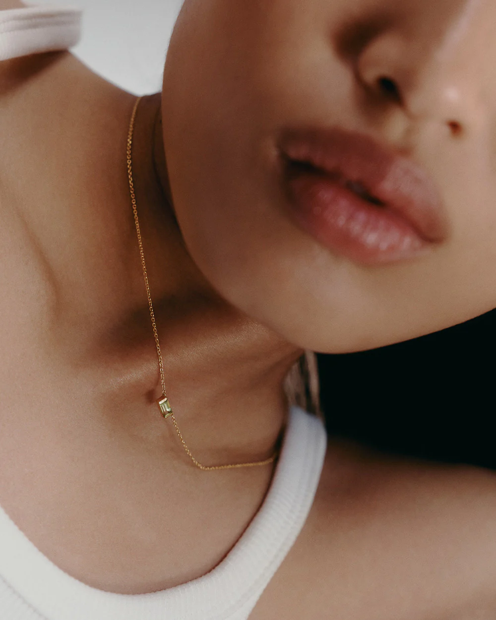BAGUETTE BIRTHSTONE NECKLACE (18K GOLD VERMEIL) - Image 3