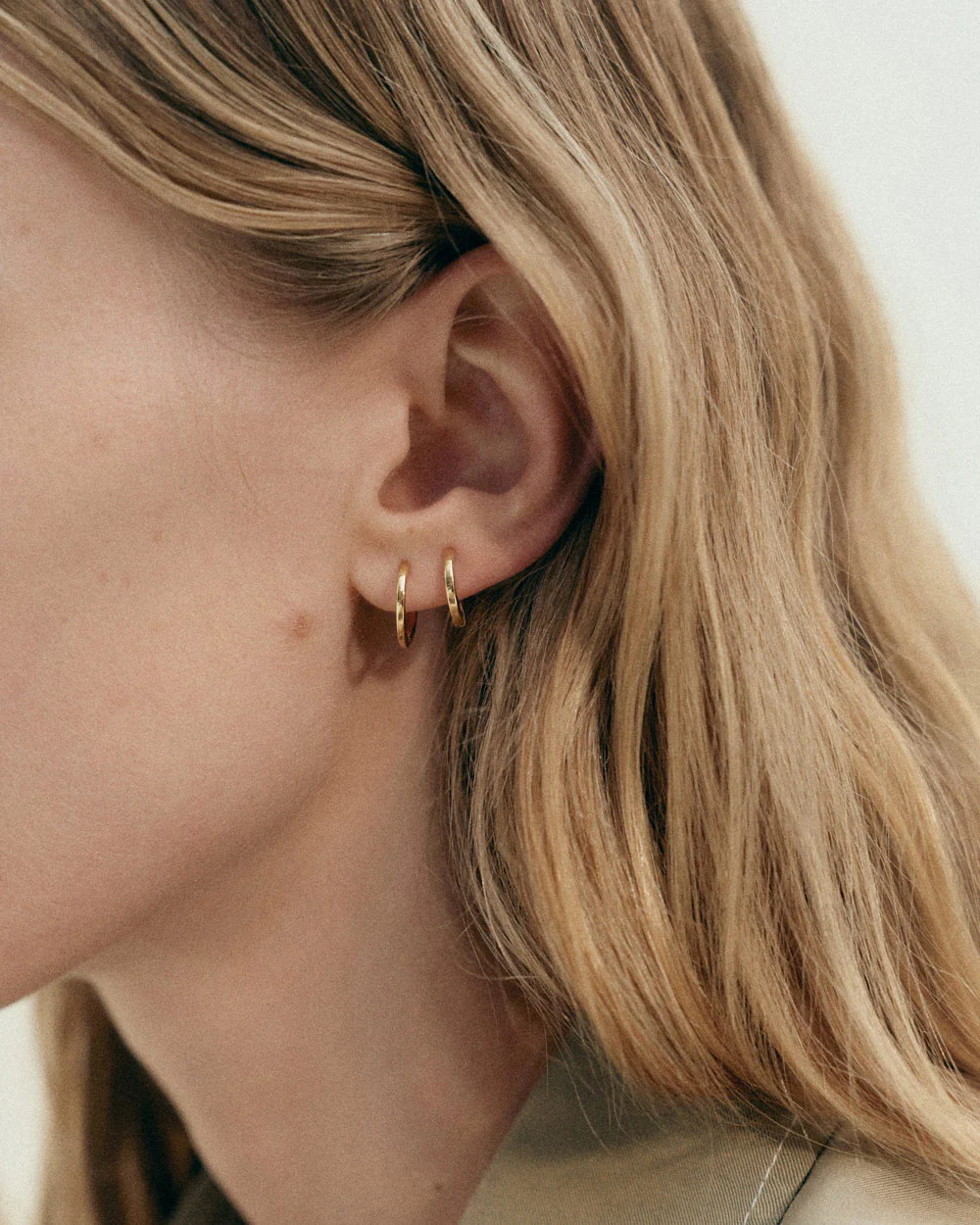 CONTOUR HOOPS (18K GOLD PLATED) - Image 3