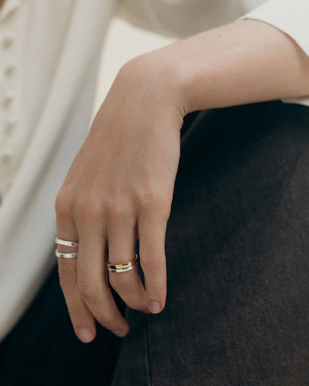 CONTOUR SLIM RING (18K GOLD VERMEIL) - Image 2