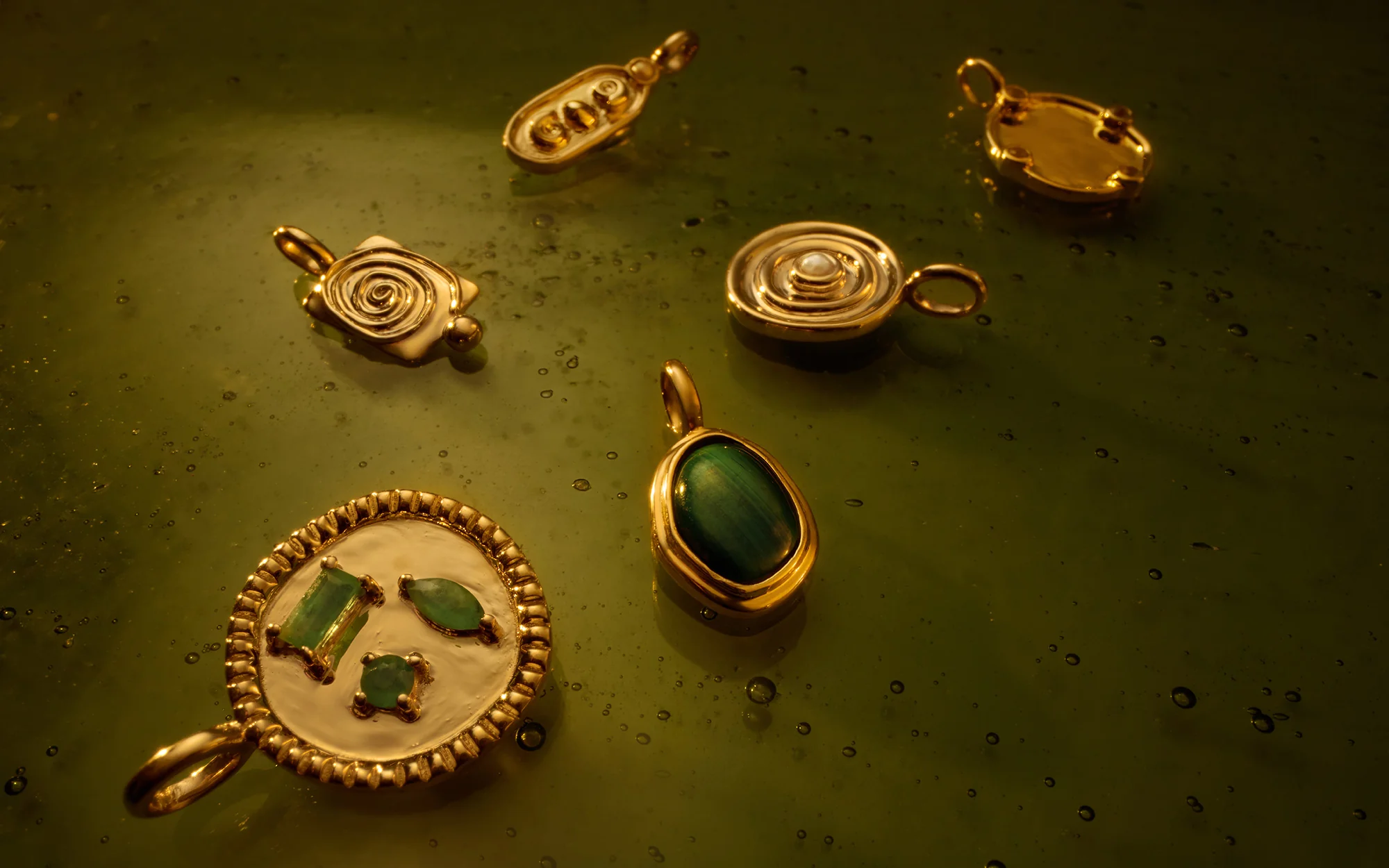 CREATIVITY REIGNS EMERALD CHARM (9K GOLD) - Image 5