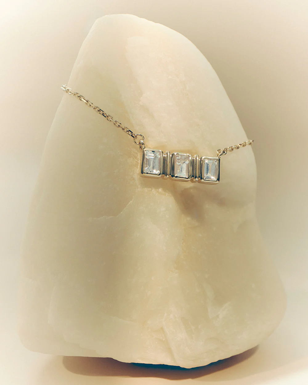 ELYSIUM BAGUETTE SAPPHIRE NECKLACE (9K GOLD) - Image 3