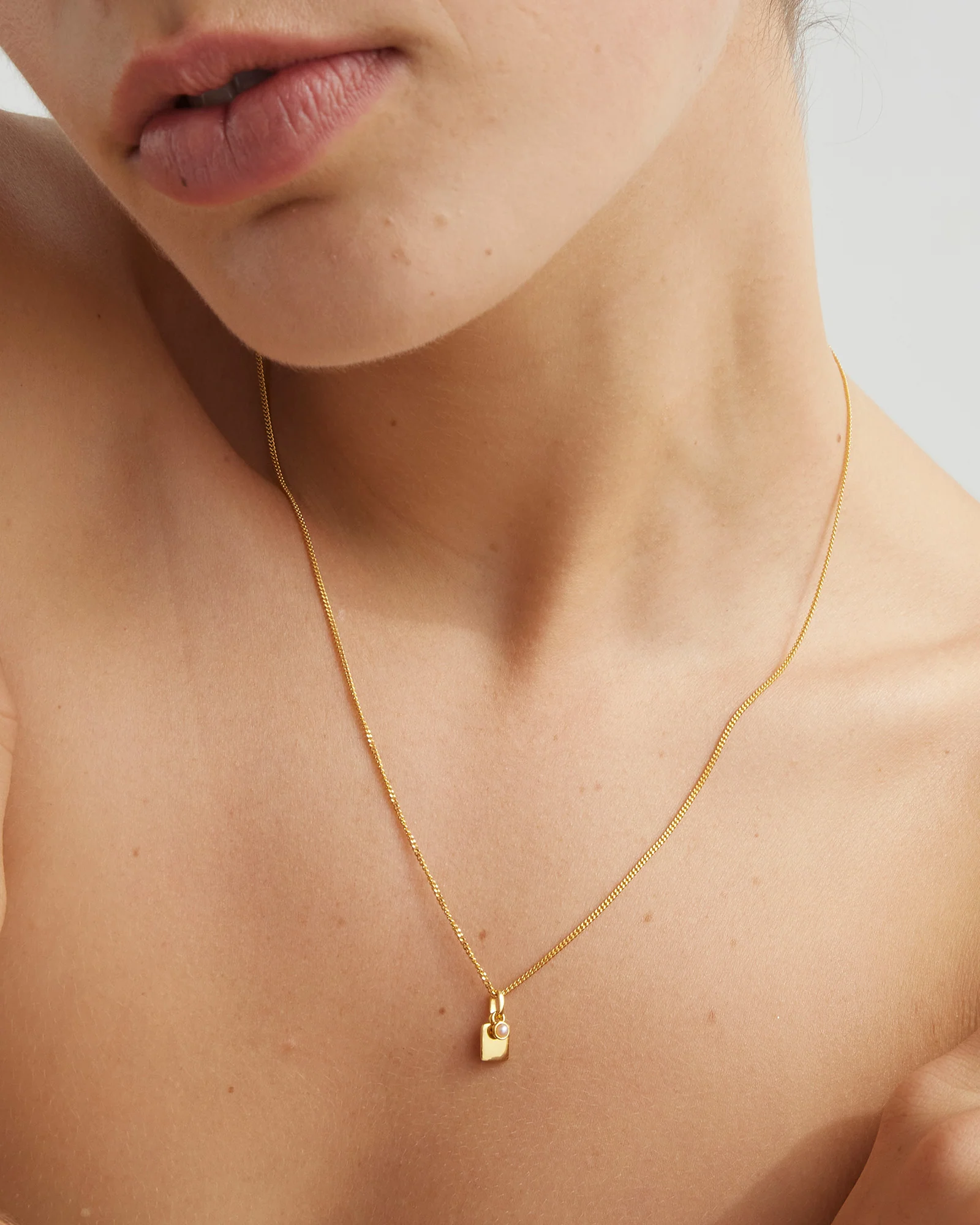 ENGRAVABLE BIRTHSTONE NECKLACE (18K GOLD VERMEIL) - Image 3