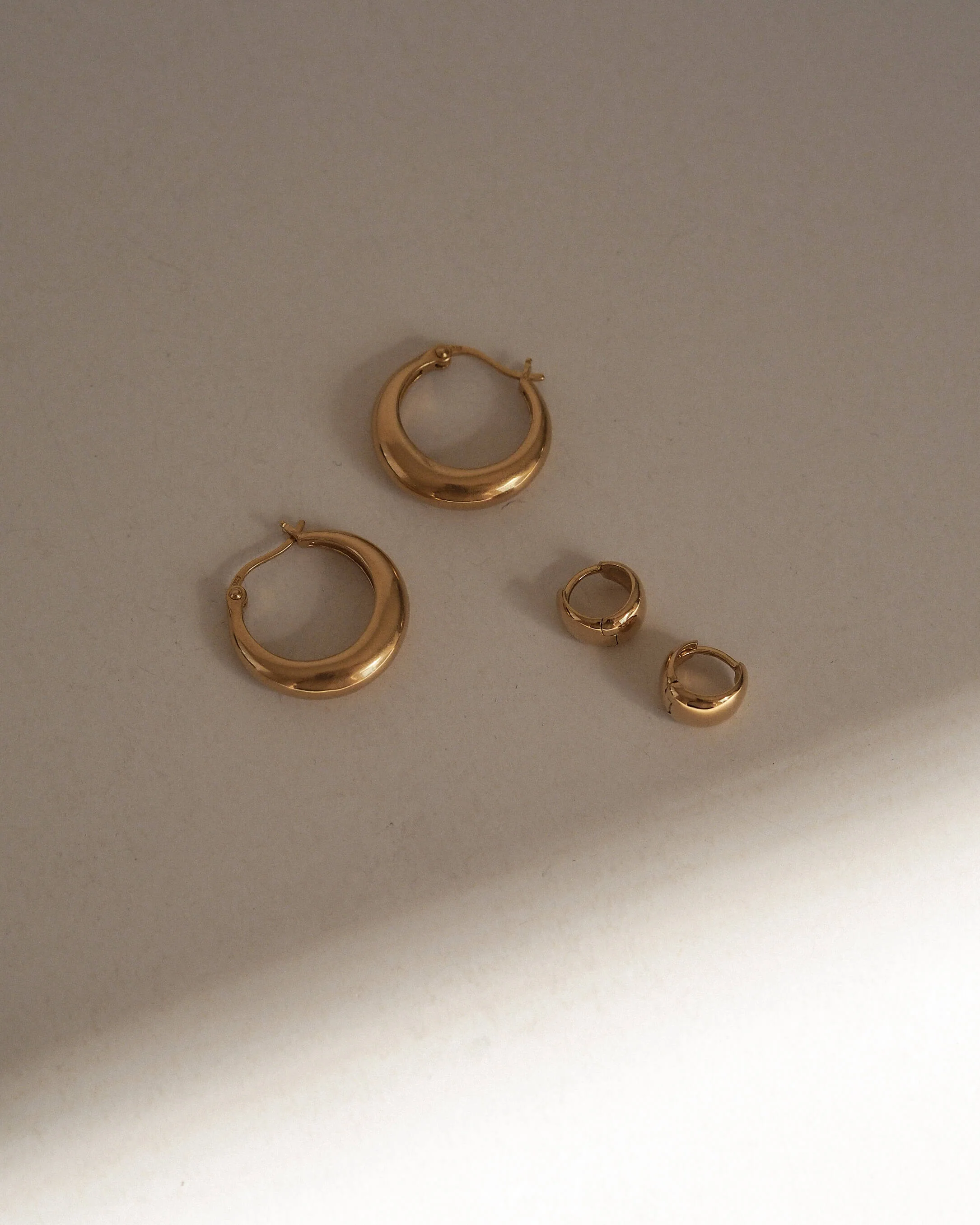 GLOW HUGGIES (18K GOLD PLATED) - Image 3