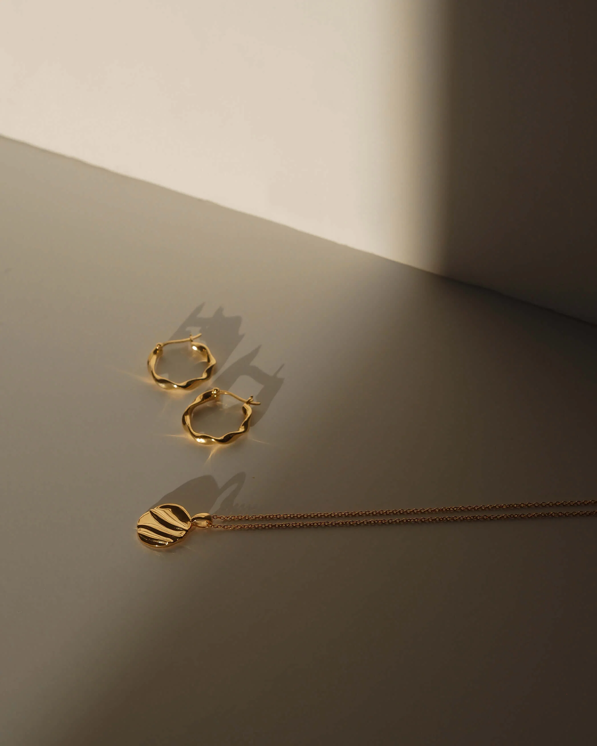 INTERTWINE CIRCLE NECKLACE (18K GOLD VERMEIL) - Image 4