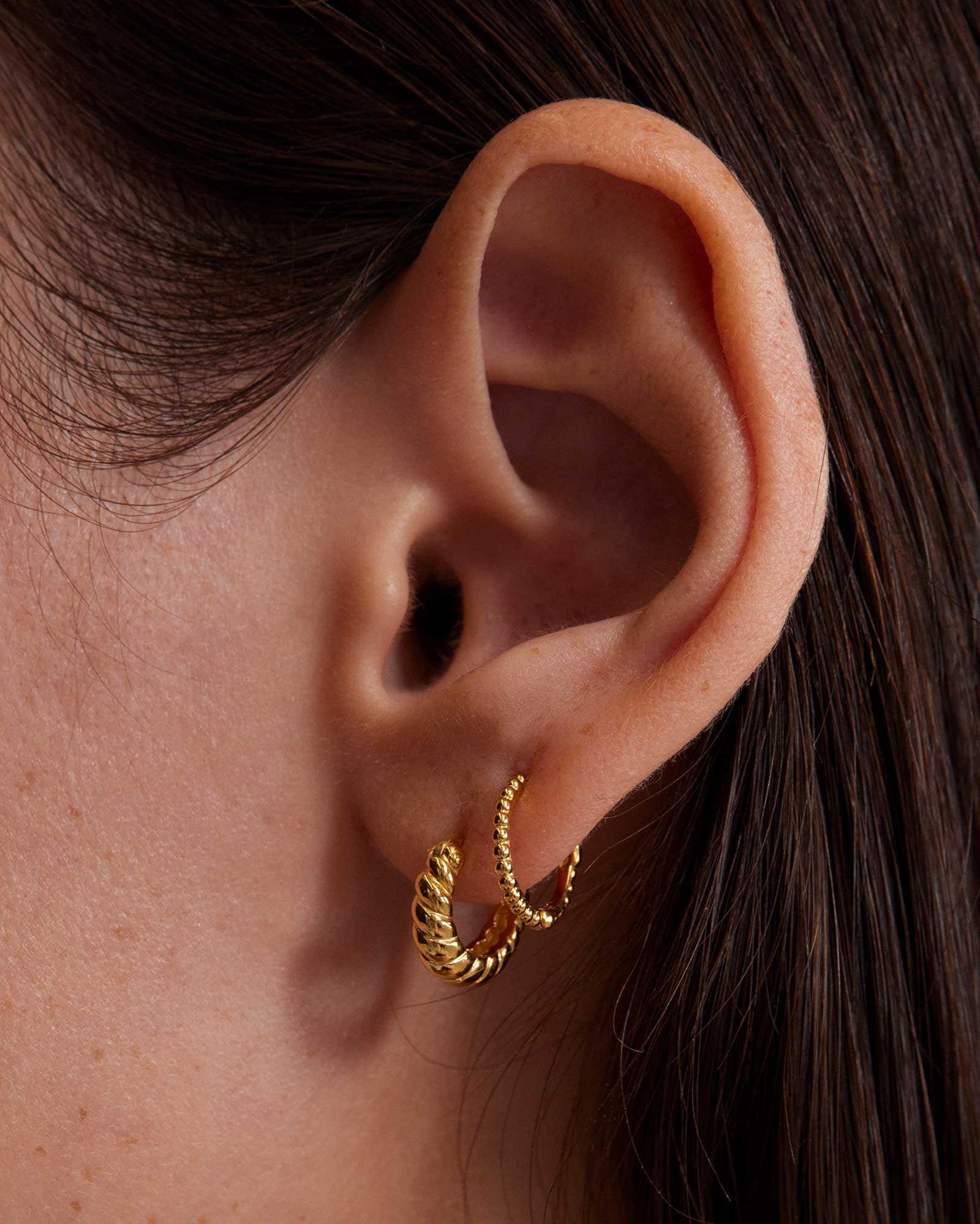 L'AMOUR HUGGIES (18K GOLD PLATED) - Image 2