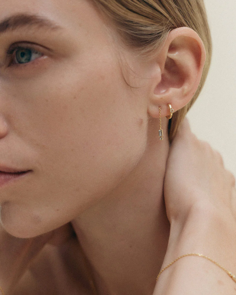 LUMEN HUGGIES (18K GOLD PLATED) - Image 2