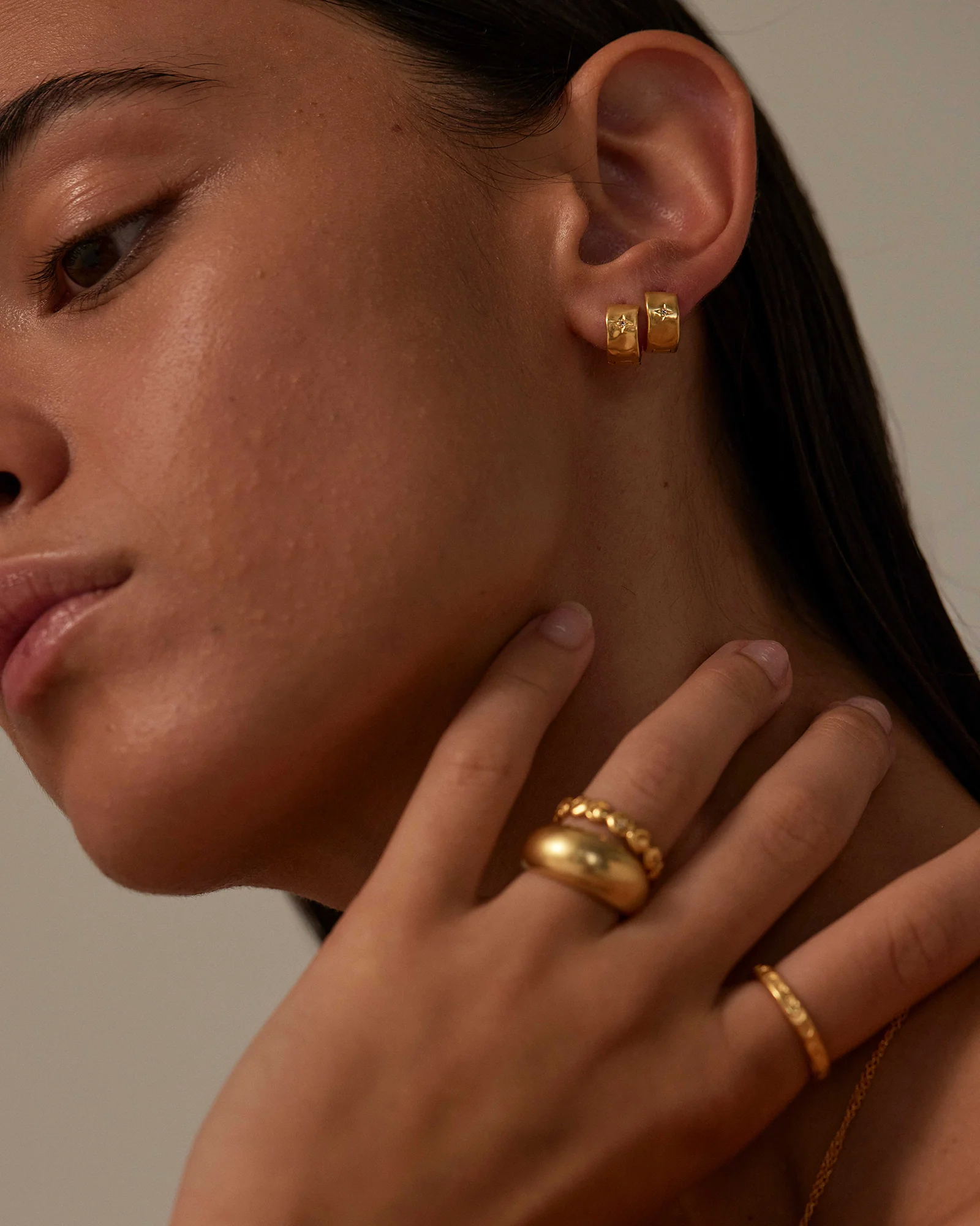LUNA HUGGIES (18K GOLD PLATED) - Image 3