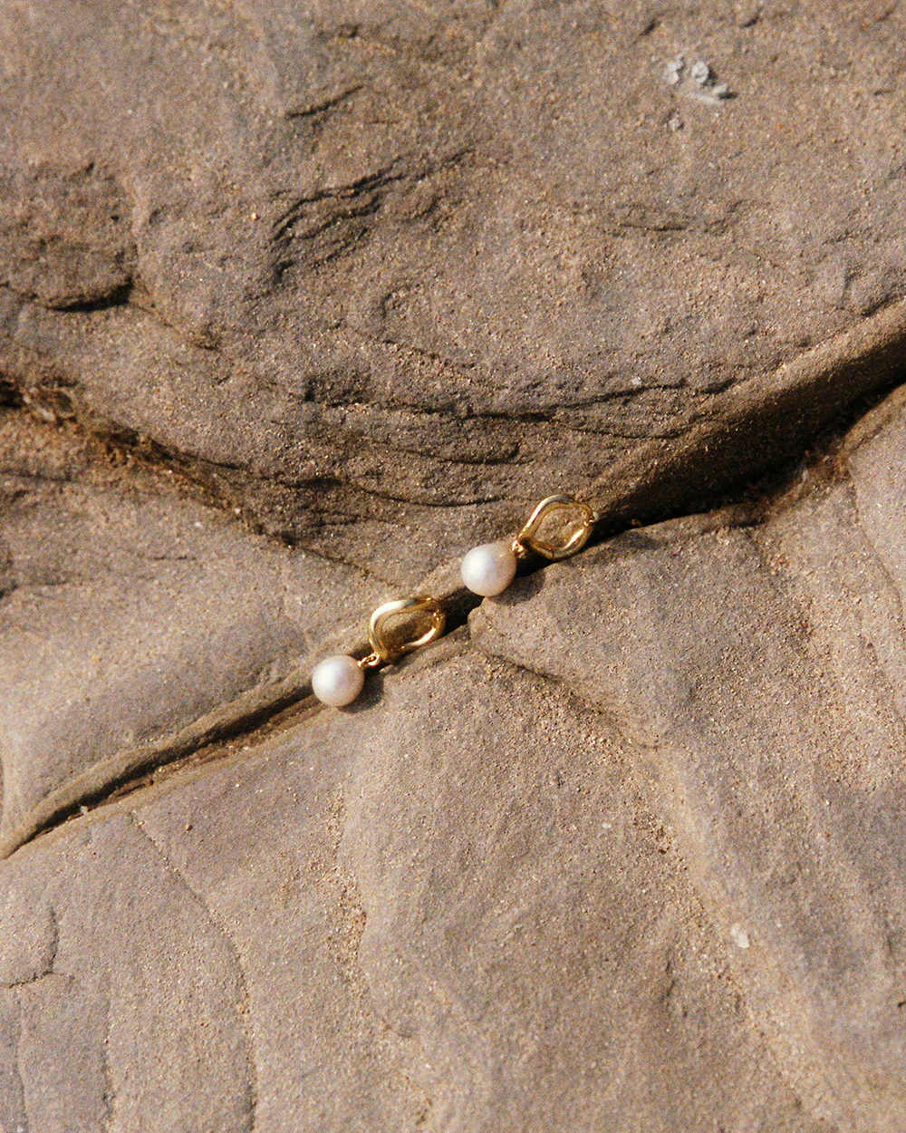 MARIS PEARL HOOPS (18K GOLD PLATED) - Image 4