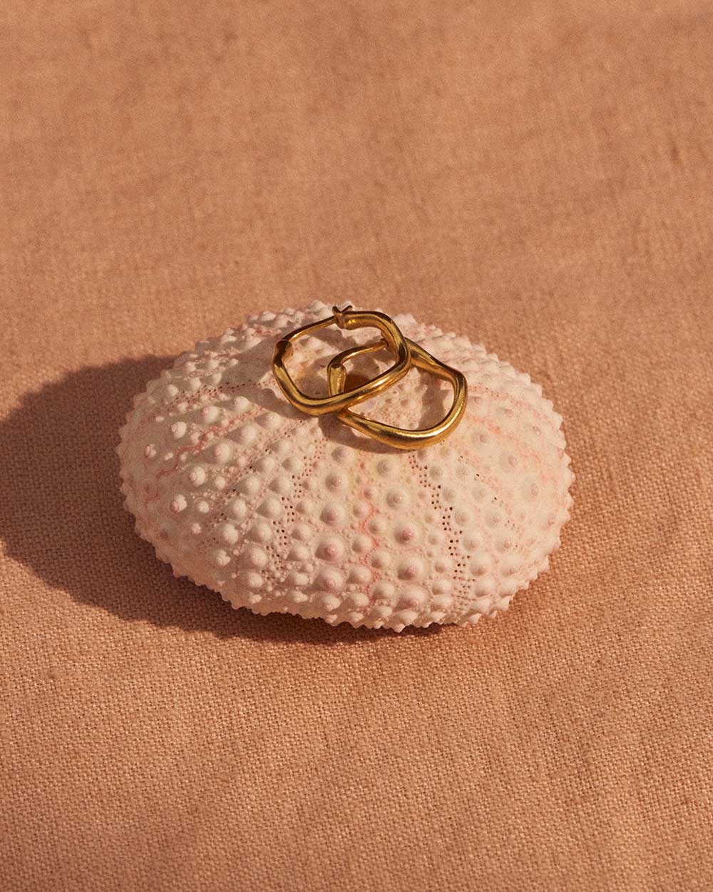 ONDA HOOPS (18K GOLD PLATED) - Image 4
