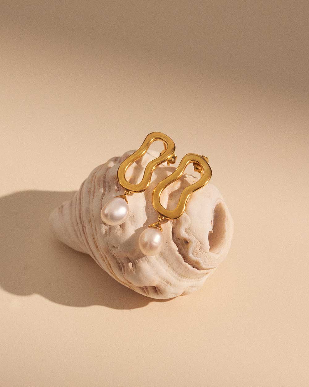 ONDA PEARL EARRINGS (18K GOLD PLATED) - Image 4