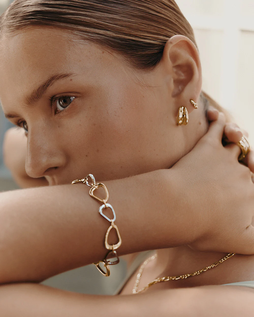 PRESENCE HOOPS (18K GOLD PLATED) - Image 2