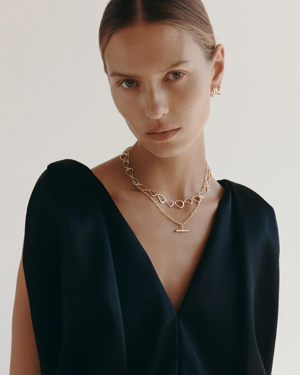 RHYTHM T-BAR HOOPS (18K GOLD PLATED) - Image 3