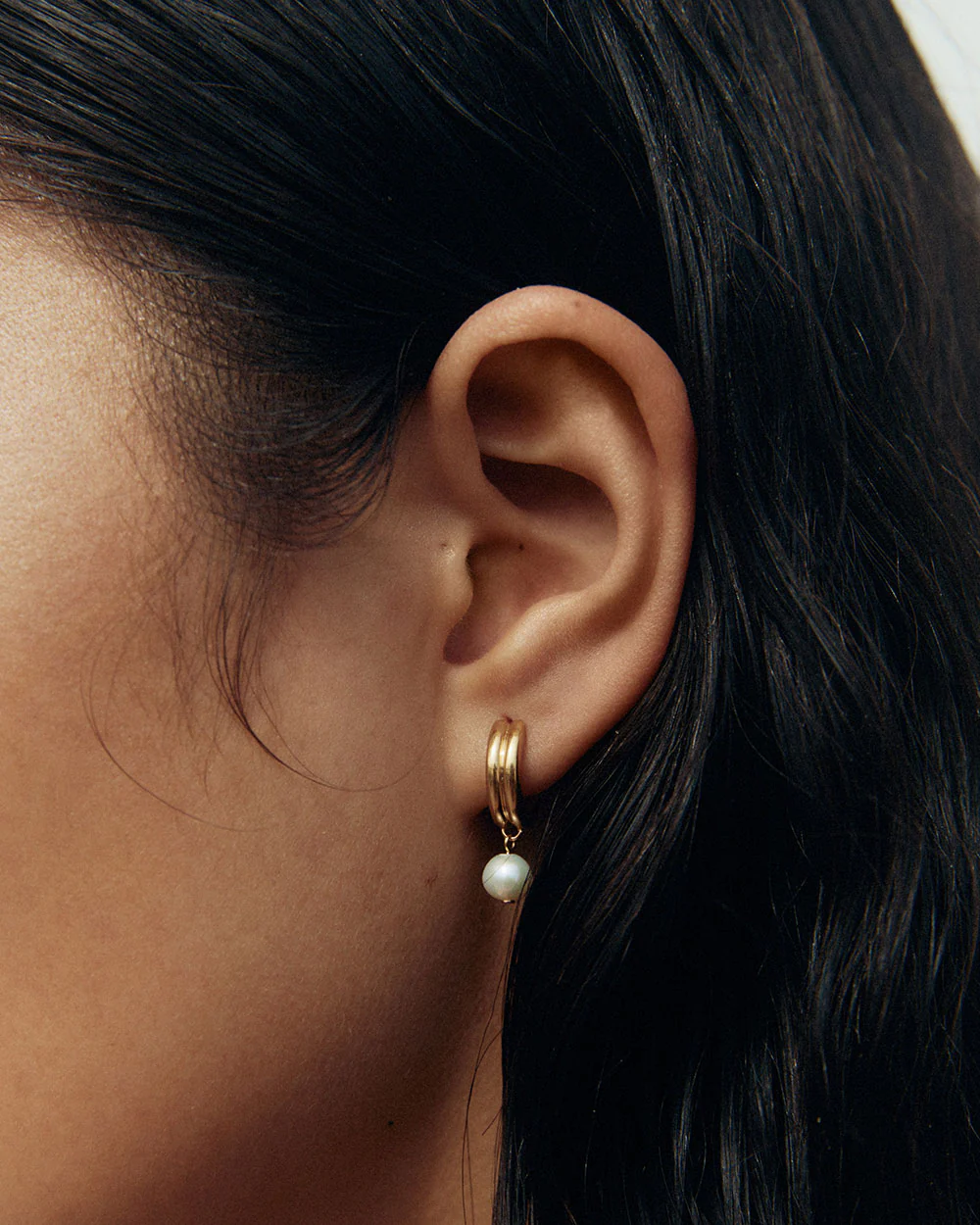 SOLACE PEARL HOOPS (18K GOLD PLATED) - Image 2