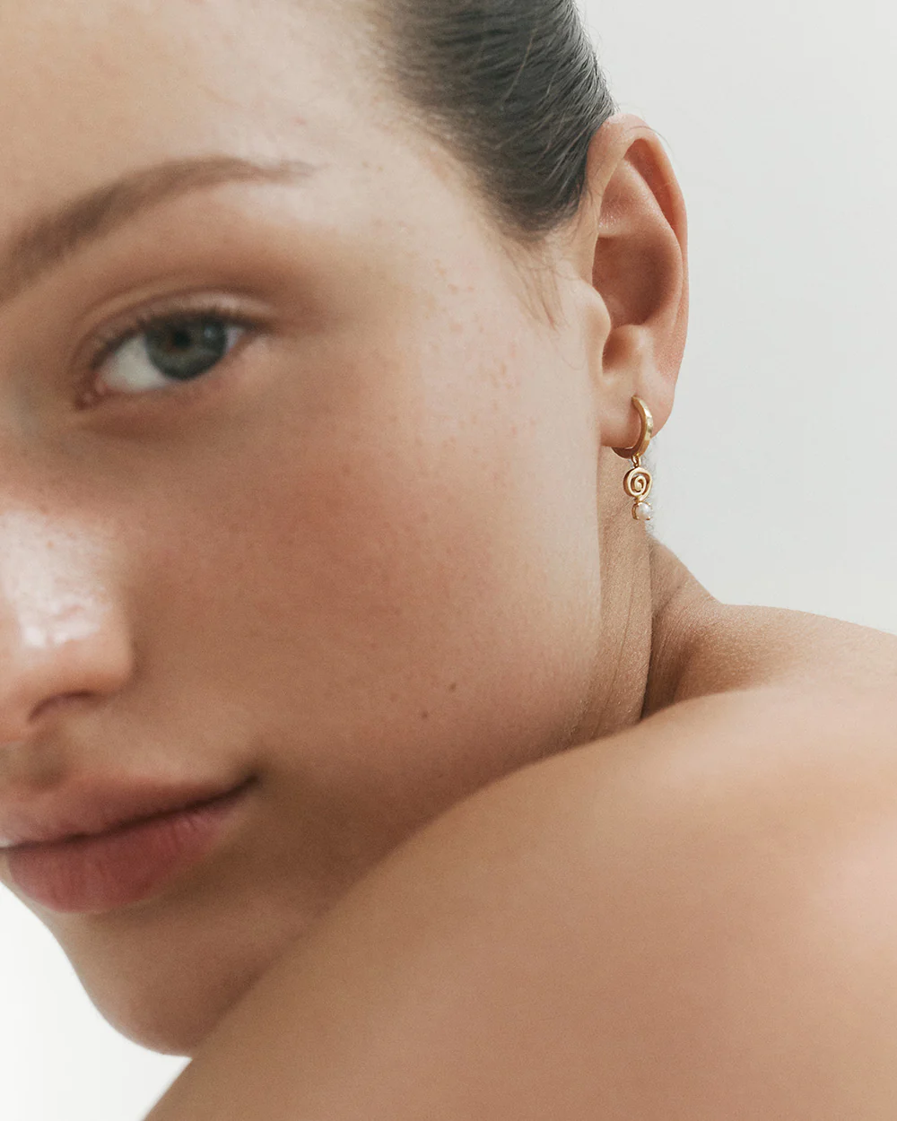 SWEET ESCAPE HOOPS (18K GOLD PLATED) - Image 2