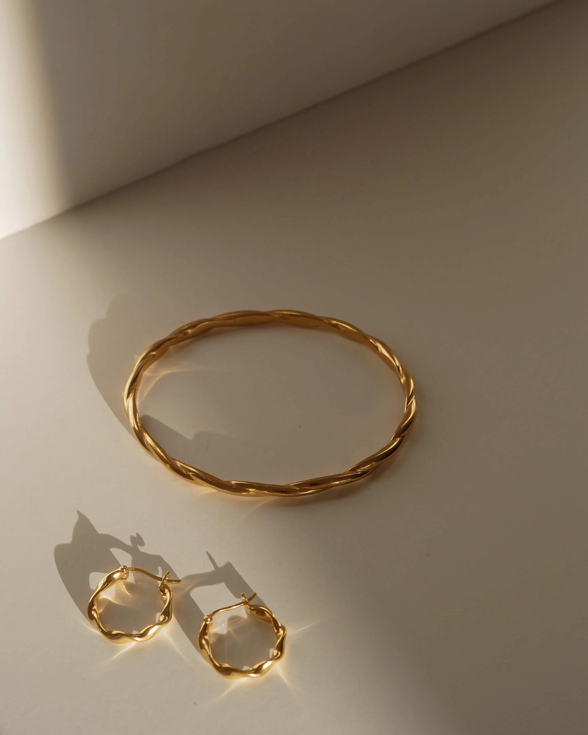 WAVE HOOPS (18K GOLD PLATED) - Image 3
